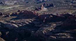 Úžasné údolí řeky Colorado spolu s parky Canyonlands a Arches z letadla