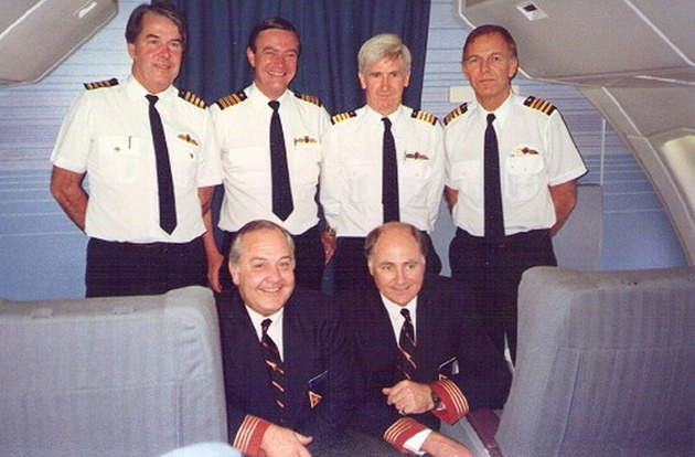 Posádka Boeingu VH-OJA při rekordním letu: přední řada od leva: FSD David Cohen, FSD Mal Callender. Zadní řada od leva: Cpt. Ray Heiniger, Cpt. David Massey-Greene, Cpt. George Lindeman, Cpt. Rob Greenop. Foto: Qantas
