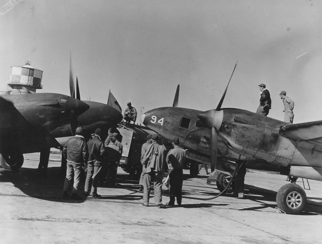 Stíhací Lockheed P-38H a fotoprůzkumný F-4A při tankování paliva