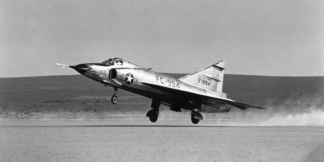 Prototyp YF-102 52-7994 (FC 994) startuje 24.10 1953 k prvnímu letu Foto: USAF