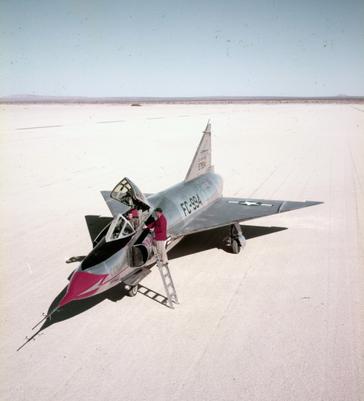 YF-102 52-7994 (FC 994) na ploše Rogers Dry Lake, Edwards AFB Foto: SDASM Archive