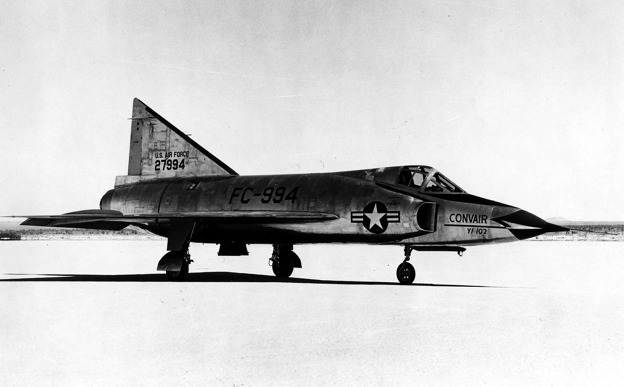 F-102 52-7994 (FC 994) po ukončení prvního zkušebního letu Foto: USAF