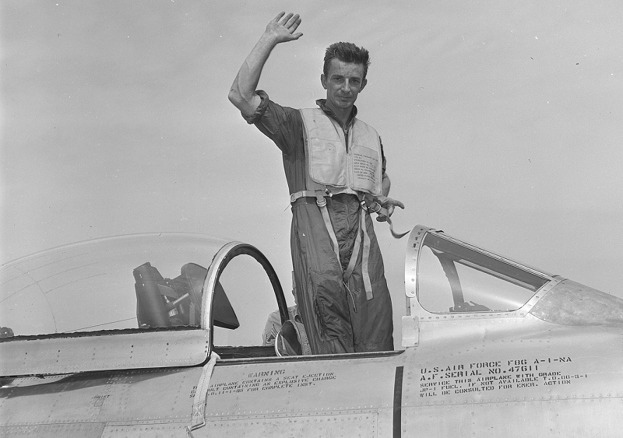 Zkušební pilot Richard L. Johnson. Zde zachycený v kabině šestého sériového F-86 po úspěšném rekordním letu na 3 km trati na Edwards AFB Foto: North American Aviation