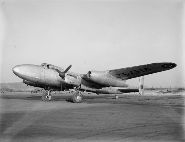 Avro Lancastrian VH742 na ploše letiště Hucknall