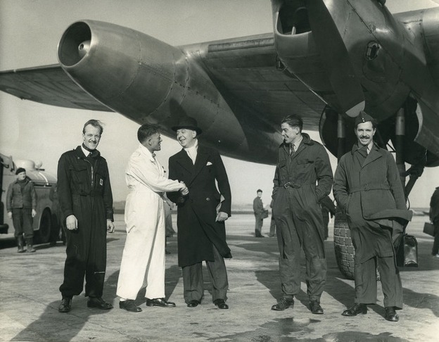 Šéfkonstruktér Roy Chadwick gratuluje po přistání v Paříži posádce kapitána Shepherda k úspěšnému letu. Na fotografii od leva: John Heyworth, Ronald Shepherd, Roy Chadwick, Frank Smith Herbert Rogers.