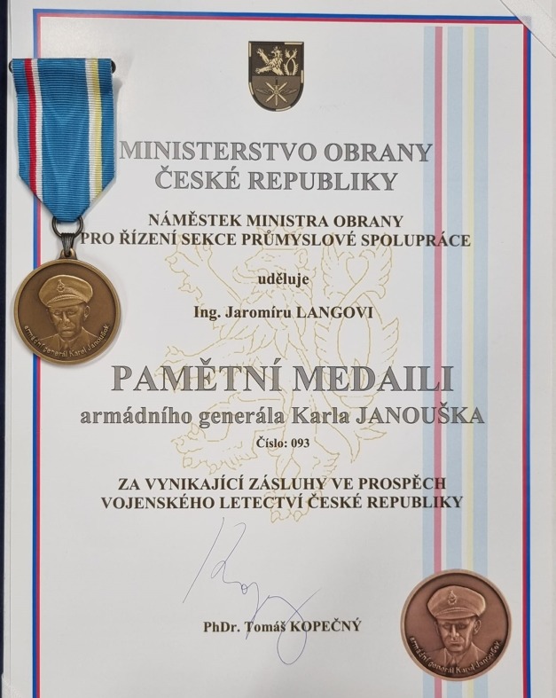 foto_ocenění_armádního_generála_karla_janouška.jpg