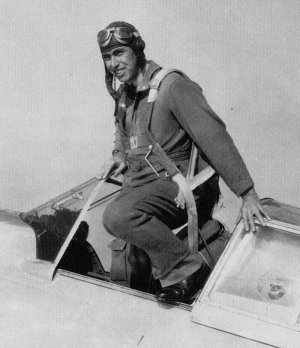 Nadporučík Benjamin Scovill Kelsey (pozdější brigádní generál) po letu v druhém sériovém Curtissu P-36A / Foto: USAF 