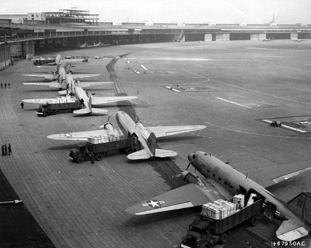 Letouny Douglas C-47 na ploše letiště Tempelhof