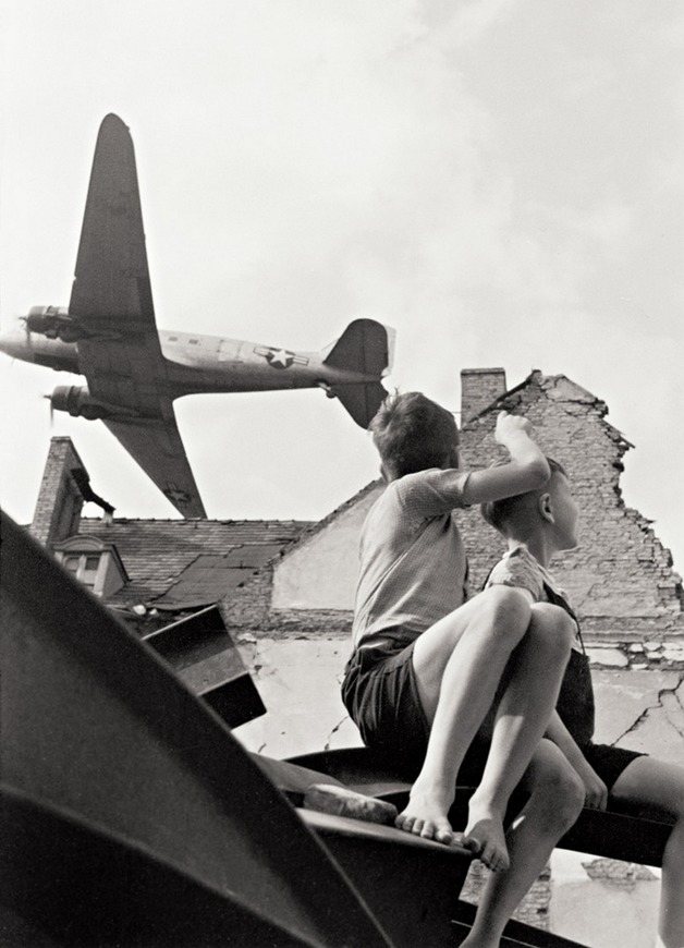 Děti sledují Douglas C-47Skytrain o startu z letiště Tempelhof