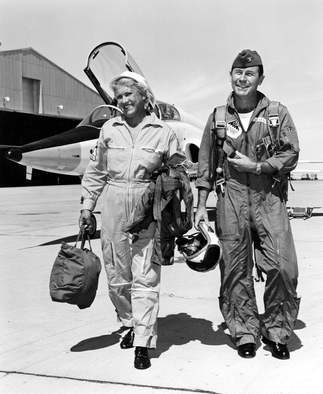 Jackie Cochran a Chuck Yeager (pilot doprovodného stroje), Foto: USAF