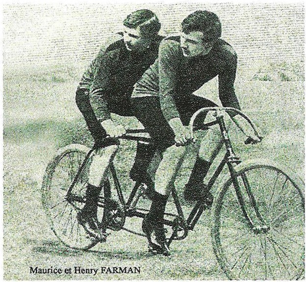 Henri a Maurice Farmanové na tandémovém kole na dobové pohlednici