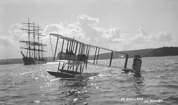 Farman MF.11 v provedení s plováky na hladině přístavu v Sydney