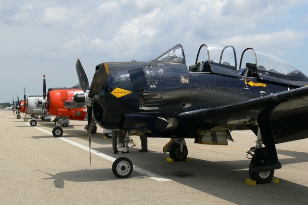 Stojánka strojů NA T-28 Trojan během AirVenture v Oshkoshi