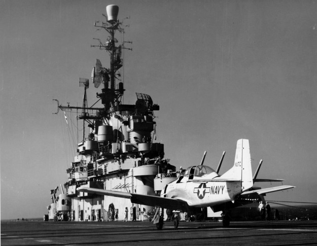 North American T-28C po přistání na USS Tarawa (CVA-40)