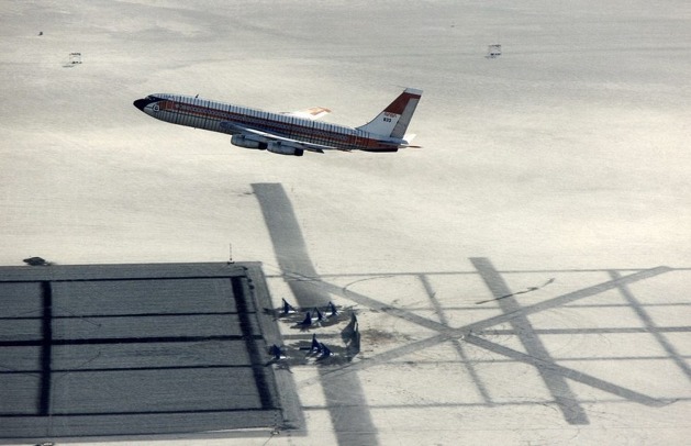 Záběr z cvičného letu. NASA 833 se zvedá po cvičném přiblížení k místu dopadu na Rogers Dry Lake. Písmeno „X“ označuje plánovaný bod přistání.  (Foto: NASA)