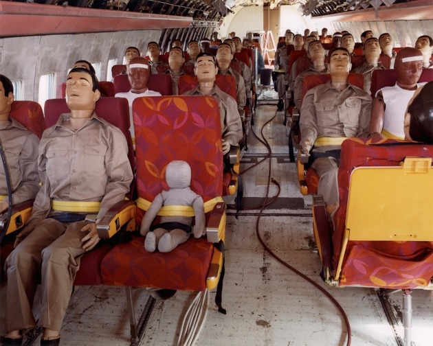„Cestující“ odpočívají před letem na palubě Boeingu 720 NASA, N833NA. (Foto: NASA)