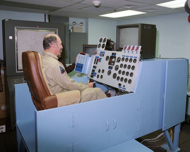Fitz Fulton za dálkovým řízením Boeingu na základně Dryden (Foto: NASA)