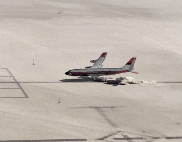 Těsně před přistáním začal Boeing 720 oscilovat (Dutch roll). Příď letadla se vychýlila doleva, levé křídlo se propadlo a narazilo do země dříve, než bylo plánováno. Všechny čtyři motory stále pracovaly na plný plyn a letoun se nacházel vpravo od osy dráhy. (Foto: NASA)