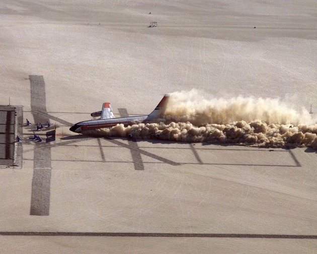 NASA 833 klouže k překážkám a otáčí se doleva. Boeing 720 dosáhl zamýšleného bodu přistání, ale je stále napravo od středové čáry. (Foto: NASA)