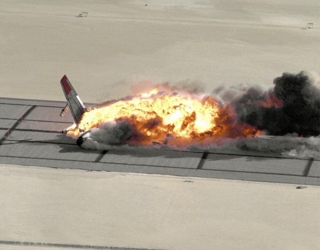 Pravé křídlo se odlomilo a roztrhly se palivové nádrže. Do ohnivé koule se dostalo téměř 8 000 galonů (30 000 litrů) leteckého paliva. (Foto: NASA)