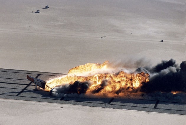 Hořící vrak letadla NASA 833 se zastavuje na dně Rogers Dry Lake. Hasičům trvalo více než hodinu, než požár uhasili. (Foto: NASA)