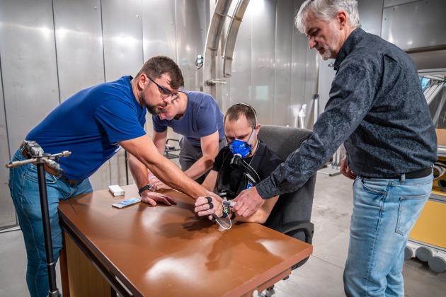 Příprava testu v klimatické komoře. Foto Václav Koníček VUT