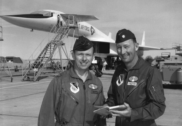 Plukovník Joseph Frederick Cotton a podplukovník Fitzhugh Lee Fulton, Jr., s letounem North American Aviation XB-70A Valkyrie Foto: USAF