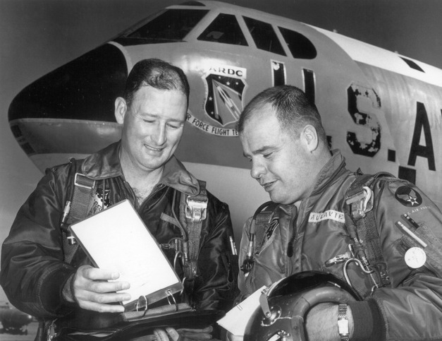 Fitz Fulton a Jack Allavie před nosičem Boeing NB-52. Foto: Jet Pilot Overseas