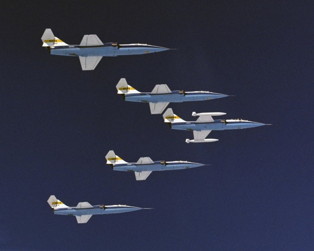Hvězdná sestava – jediný let, kdy se ve vzduchu sešlo všech pět testovacích F-104 patřících NASA. Piloti: F-104N #811 - Bill Dana; F-104N #812 - Tom McMurtry; F-104A #818 - Einar Enevoldson; F-104A #820 - Gary Krier; a F-104B #819 - Fitz Fulton and Ray Young 