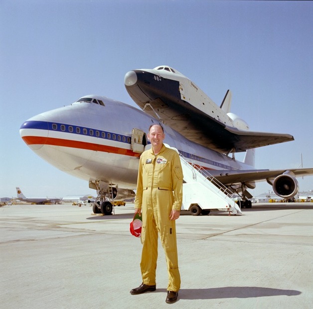 Fitz jako pilot speciálního B 747 upraveného pro převoz raketoplánů.