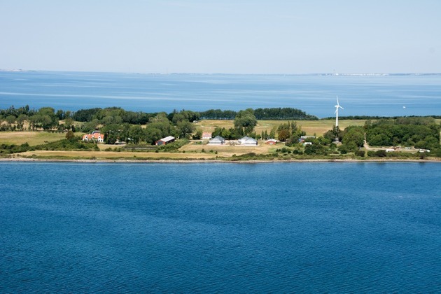 Pohled na ostrov Vejro z polohy po větru pravého okruhu dráhy 06 stejnojmenného letiště