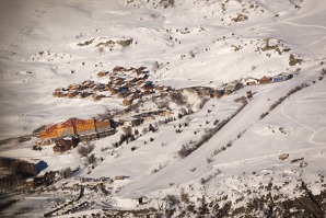 Trochu nepovedený pohled na letiště v L´Alp d´Huez. To, co vypadá jako sjezdovka  ohraničená křovisky, je ve skutečnosti přistávací dráha vedoucí do celkem strmého kopce