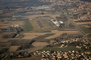 Sportovní letiště u Grenoblu, kde jsme našli azyl po nevydařené snaze přistát v L´Alp d´Huez