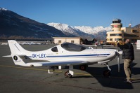 Ruční protáčení motoru v mrazu kolem -5oC, letiště Aosta, Itálie Ruční protáčení motoru v mrazu kolem -5oC, letiště Aosta, Itálie