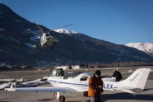 Pro zpestření vedle nás začala manévrovat helikoptéra a tak jsem musel držet křídlo, aby nám  silný vítr naše letadélko nepřevrátil.