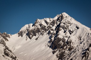 Dome de Goutier 4304 m, masiv Mont Blanc. Někde do této skály narazila dvě letadla Air  India – Super Constellation v roce 1950 a Boeing 707 v roce 1966. Dodnes přinášejí dva z ledovců   Mont Blancu trosky těchto letadel, která se roztříštila na tisíce kousků.