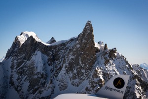 Vrcholek zvaný Obrův zub (Dent du Geant) vysoký 4013 m, který se tyčí nad jihovýchodě  horní část Vallee Blanche