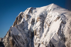 Hlavní vrcholek Mont Blanc, 4831 m směrem od jihu