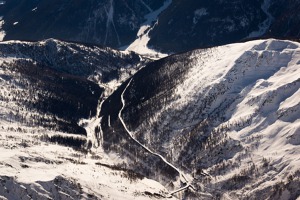 Italská (jižní) část průsmyku Grand St. Bernard, který odděluje masivy Mont Blanc a Monte  Rosa. Jeho vrcholek leží ve výši 2649 m. Průsmyk spojuje Švýcarsko a Itálii