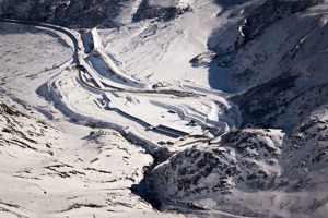 Dálniční vjezd do tunelu Grand St. Bernard. Tunel byl otevřen v roce 1964 a je asi 6  dlouhý. Umožňuje průjezd po celý rok, zatímco přes průsmyk se lze dostat pouze v létě.