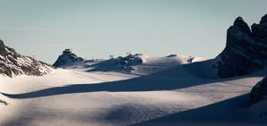 Sněžné pole na vrcholku Dachsteinu a horní stanice lanovky