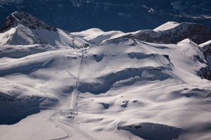 Horní část sjezdovek na známým střediskem Gstaad, Švýcarsko