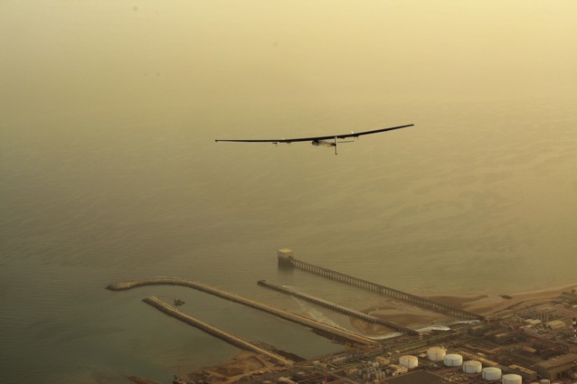 Solar Impulse 2 nad pobřežím Maskatu         Foto: Solar Impulse