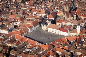 Hlavní náměstí města Sibiu, které bylo v roce 2007 společně s Luxemburgem vyhlášeno evropským hlavním městem kultury 