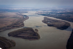 Dunaj – hranice mezi Bulharskem a Rumunskem, vpravo bulharské město Ruse