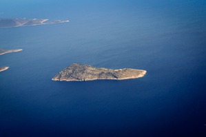 Ostrůvek Stroggli – nejvýchodnější řecké území. Žije zde celkem 9 obyvatel.