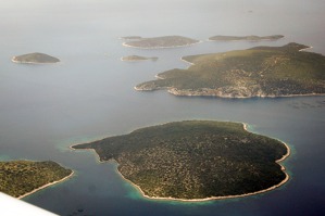 Echinadské ostrovy z nichž některé jsou soukromě vlastněné, 