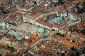 Střed města Pecs s mešitou a kostelem. Kousek od nich je i vznešená židovská synagoga.