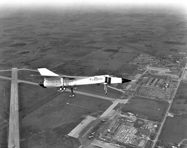 Prototyp CF-105 vyfotografovaný ještě s vysunutým podvozkem během prvního letu nad továrním letištěm