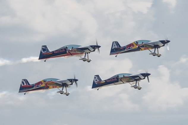 flying_bulls_aerobatics_team_foto_petr_kolmann_3.jpg